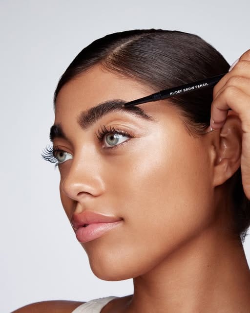 Ποιο Σχήμα Φρυδιών θα σας Κάνει να Δείχνετε Νεότερη;